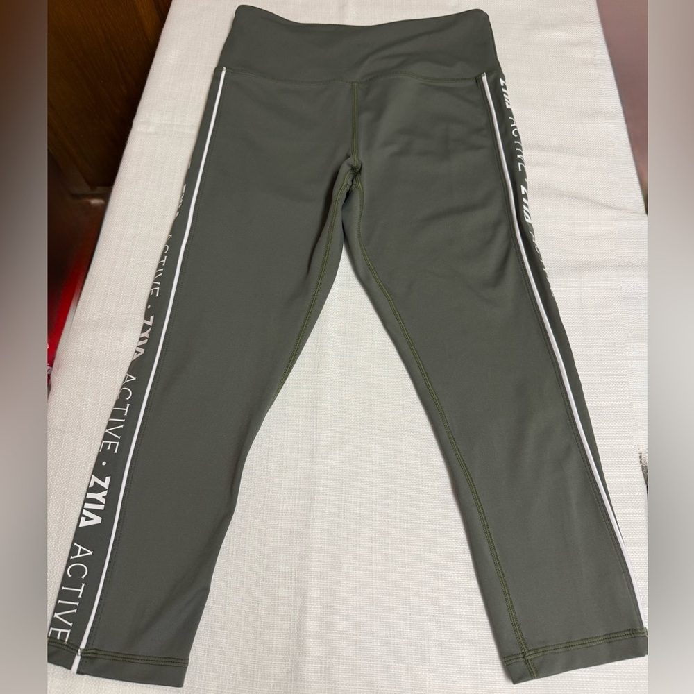 Zyia Active Olive Logo Stripe Light n Tight Hi-Rise Capri leggings. EUC size 6-8